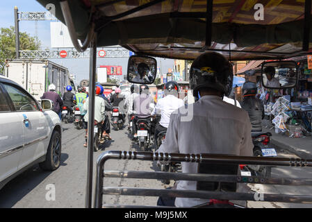 Phnom Penh, Kambodscha - 17. Januar 2018: Das Innere eines tuk tuk Taxi in Phnom Penh in Kambodscha Stockfoto