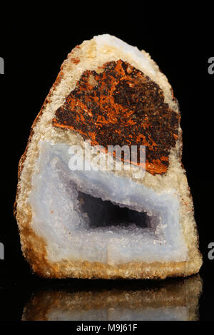 Jadeit Mineral Stein schließen oben mit Reflexion über schwarze Oberfläche Hintergrund. Stockfoto