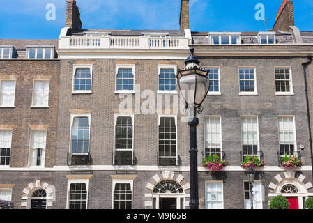 Bloomsbury London, Detail einer Zeile georgischen Reihenhäuser, Bedford Square im Bloomsbury Viertel von London, UK umschließen. Stockfoto