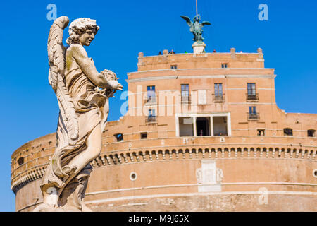 Berninis barocker Engel Skulpturen auf der Ponte Sant'Angelo Brücke mit dem Castel Sant'Angelo (Schloss der Heiligen Engel). Rom. Latium. Italien. Stockfoto