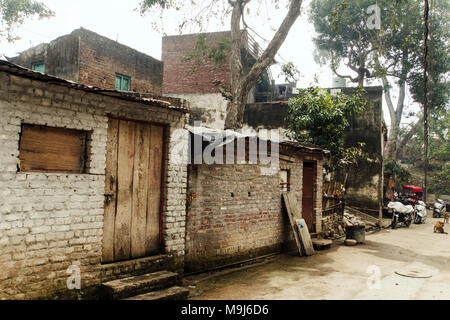 Brick altes Haus in die armen Viertel in Haridwar Indien. Brick schmutzigen Stall. Die benachteiligten Gebiete in Südostasien Stockfoto