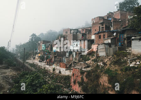 Alte schmutzige Häuser in den Slums Viertel in Haridwar, Indien. Armut und Hunger als soziales Problem unserer Zeit. Stockfoto