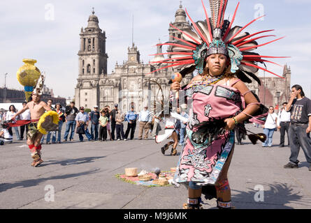 Mexiko City-Jan 13: Indigene Aztec tribal Tänzerinnen in traditioneller Kleidung am 13 Jan in Zocalo, Mexico City Distrito Federal Stockfoto