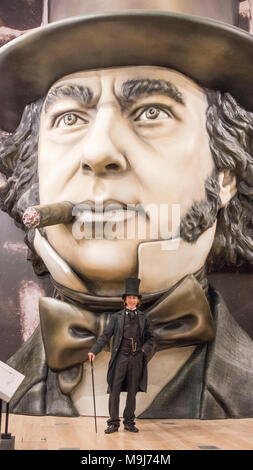 Ein Schauspieler, der sich als Brunel steht vor einem riesigen 3D-Darstellung des großen Mannes im neu eröffneten, Brunel Museum, Bristol Stockfoto