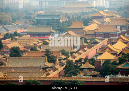 Ein Blick auf die Dächer der nordöstlichen Ecke der Verbotenen Stadt in Peking, China Stockfoto