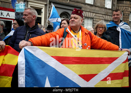 Die Demonstranten vor dem Spanischen Konsulat in Edinburgh Protest gegen die Auslieferung an Spanien der ehemaligen Katalanischen Bildungsminister Clara Ponsati, der erwartet wird eine Polizeistation in der Stadt in dieser Woche an folgenden, einen Europäischen Haftbefehl ausgestellt werden. Stockfoto