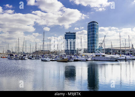 Boote und Yachten vor Anker an der Chatham Maritime Marina in Kent mit 2 Hochhäusern mit Blick auf die Marina Stockfoto