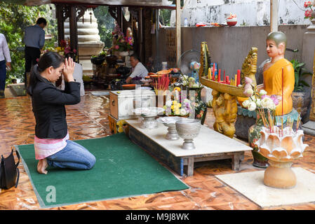 Phnom Penh, Kambodscha - 17. Januar 2018: Betende Frau im buddhistischen Tempel von Wat Phnom, Phnom Penh Kambodscha Stockfoto