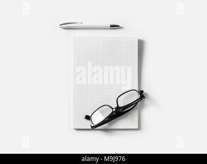 Leere copybook, Brille und Stift auf weißem Papier Hintergrund. Flach. Stockfoto