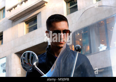 Blick auf einen Mann auf dem Motorrad mit einer Sonnenbrille. Stockfoto