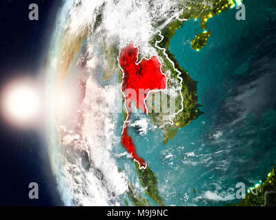 Satelliten Ansicht von Thailand in Rot hervorgehoben auf dem Planeten Erde mit Wolken und sichtbare Grenzen während des Sonnenuntergangs. 3D-Darstellung. Elemente dieser Stockfoto