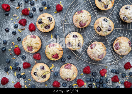 Himbeeren und Blaubeeren Friands auf einer Schiefertafel Hintergrund Stockfoto