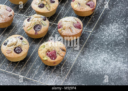 Himbeeren und Blaubeeren Friands auf einer Schiefertafel Hintergrund Stockfoto