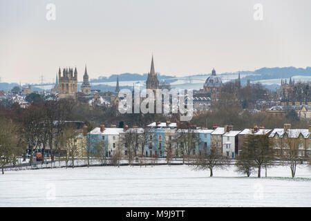 Stadt Oxford aus South Park am frühen Morgen Schnee. Oxford, Oxfordshire, England Stockfoto