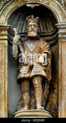 König Joao III - König Johann III. im Palace Gate oder Iron Gate in der Universität von Coimbra (Universidade de Coimbra), 1537, Portugiesisch, Portugal, (im Jahr 1290 in Lissabon Gegründet und eine der ältesten Universitäten im Dauerbetrieb in der Welt) König Joao III - König Johann III 1502 - 1557 König von Portugal und der algarves (er war der Sohn von König Manuel I und Maria von Aragon) Stockfoto