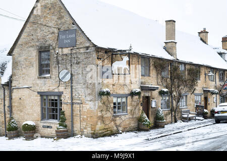 Das Lamb Inn in Sheep Street im Winter Schnee. Burford, Cotswolds, Oxfordshire, England Stockfoto