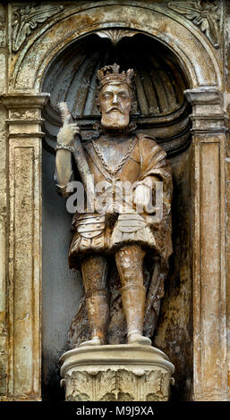 König Joao III - König Johann III. im Palace Gate oder Iron Gate in der Universität von Coimbra (Universidade de Coimbra), 1537, Portugiesisch, Portugal, (im Jahr 1290 in Lissabon Gegründet und eine der ältesten Universitäten im Dauerbetrieb in der Welt) König Joao III - König Johann III 1502 - 1557 König von Portugal und der algarves (er war der Sohn von König Manuel I und Maria von Aragon) Stockfoto