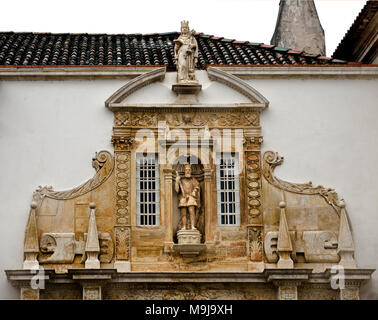 König Joao III - König Johann III. im Palace Gate oder Iron Gate in der Universität von Coimbra (Universidade de Coimbra), 1537, Portugiesisch, Portugal, (im Jahr 1290 in Lissabon Gegründet und eine der ältesten Universitäten im Dauerbetrieb in der Welt) König Joao III - König Johann III 1502 - 1557 König von Portugal und der algarves (er war der Sohn von König Manuel I und Maria von Aragon) Stockfoto