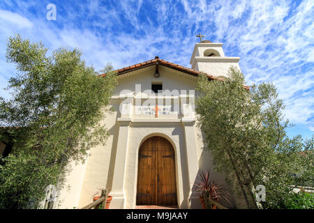 Santa Cruz, Kalifornien - 24. März 2018: Äußere der Kapelle und Glockenturm am Mission Santa Cruz. Stockfoto