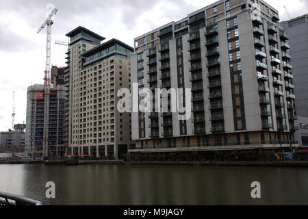 London, UK, März 2018 2018,26, grauen Himmel an einem Frühlingstag in Canary Wharf, London. Die Prognose für Ostern ist für das Wetter wieder kälter zu werden © Keith Larby/Alamy leben Nachrichten Stockfoto