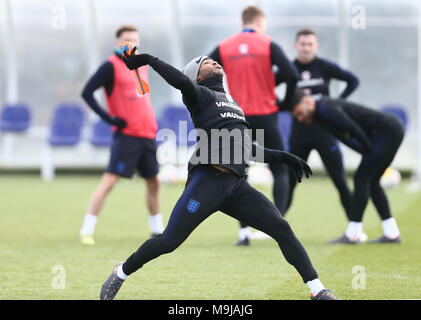 London, Großbritannien. 26 Mär, 2018. Raheem Sterlingduring Training vor England's freundlich gegen Italien, bei Tottenham Hotspur Der trainingsplatz am 26. März 2018 in London, England. (Foto von Leila Coker/phcimages.com) Credit: PHC Images/Alamy leben Nachrichten Stockfoto