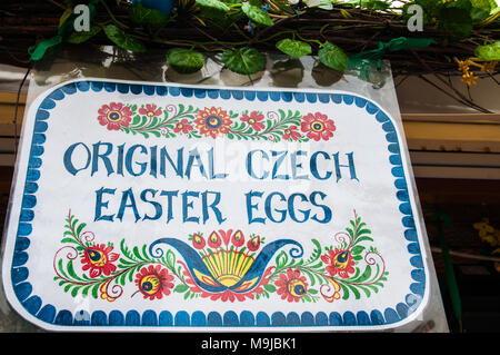 Traditionelle Ostermärkte Old Town Square, Verkauf bemalte Eier Ostereier und Mahlzeiten, Prag, Tschechische Republik vom 26. März 2018, Stockfoto