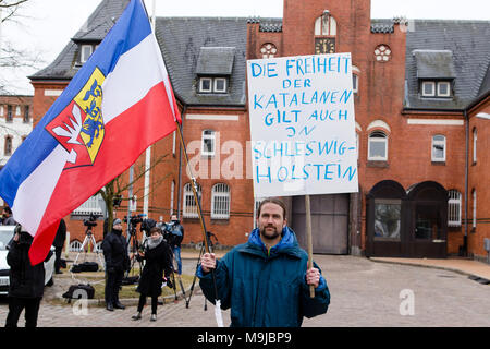 Neumünster, Deutschland. 26 März 2018, Deutschland, Neumünster: ein Demonstrant steht vor der Justizvollzugsanstalt, wo Carles Puigdemont, ehemaliger Präsident der Generalitat von Katalonien, gebracht wurde, nachdem festgehalten wird. Er banner hält er liest "die Freiheit von Katalonien als auch existiert in Schleswig-Holstein" Foto: Frank Molter/dpa Quelle: dpa Picture alliance/Alamy leben Nachrichten Stockfoto