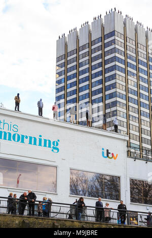 ITV-HQ, London, 26. März 2018. Das Projekt 84 Installation verfügt über 84 Skulpturen von einzelnen Männern, als Erinnerung, dass 84 Männer ihr eigenes Leben jede Woche in Großbritannien. Die Skulpturen werden die Arbeiten von uns street artist Mark Jenkins, als Teil einer Kampagne, die von männlichen Suizidprävention Liebe beruhigen. Sie sind auf dem Dach des ITV-HQ Gebäude und heute Morgen Studios auf der South Bank in London aufgestellt. Credit: Imageplotter Nachrichten und Sport/Alamy leben Nachrichten Stockfoto