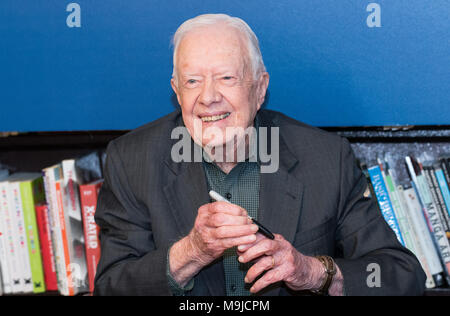 Der ehemalige US-Präsident Jimmy Carter bei einer Autogrammstunde für sein neues Buch "Der Glaube: eine Reise für Alle" an der Barnes & Noble Buchhandlung auf der Fifth Avenue in Midtown Manhattan in New York City. Stockfoto