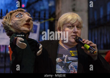 Westminster, London, 26. März 2018. Zeichnete Galdron, als Faux Bojo, Boris Johnson Imitator von London bekannt, tritt in die pro-europäische, Anti-Brexit Demonstranten vor Downing Street für einen Abend singalong mit seinem Theresa May Marionette. Credit: Imageplotter Nachrichten und Sport/Alamy leben Nachrichten Stockfoto