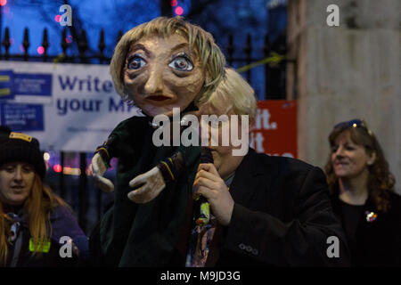 Westminster, London, 26. März 2018. Zeichnete Galdron, als Faux Bojo, Boris Johnson Imitator von London bekannt, tritt in die pro-europäische, Anti-Brexit Demonstranten vor Downing Street für einen Abend singalong mit seinem Theresa May Marionette. Credit: Imageplotter Nachrichten und Sport/Alamy leben Nachrichten Stockfoto