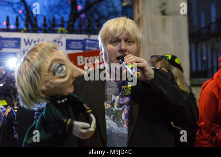 Westminster, London, 26. März 2018. Zeichnete Galdron, als Faux Bojo, Boris Johnson Imitator von London bekannt, tritt in die pro-europäische, Anti-Brexit Demonstranten vor Downing Street für einen Abend singalong mit seinem Theresa May Marionette. Credit: Imageplotter Nachrichten und Sport/Alamy leben Nachrichten Stockfoto