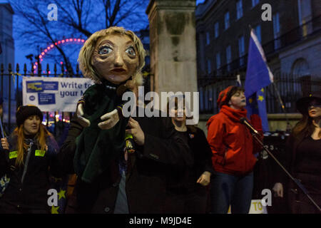 Westminster, London, 26. März 2018. Zeichnete Galdron, als Faux Bojo, Boris Johnson Imitator von London bekannt, tritt in die pro-europäische, Anti-Brexit Demonstranten vor Downing Street für einen Abend singalong mit seinem Theresa May Marionette. Credit: Imageplotter Nachrichten und Sport/Alamy leben Nachrichten Stockfoto