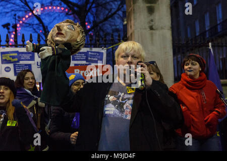 Westminster, London, 26. März 2018. Zeichnete Galdron, als Faux Bojo, Boris Johnson Imitator von London bekannt, tritt in die pro-europäische, Anti-Brexit Demonstranten vor Downing Street für einen Abend singalong mit seinem Theresa May Marionette. Credit: Imageplotter Nachrichten und Sport/Alamy leben Nachrichten Stockfoto