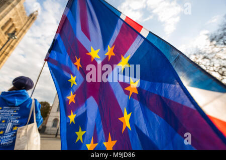 London, Großbritannien. 26. März, 2018. Pro-bleiben und EU-Befürworter weiterhin ihre wöchentliche Kampagne Mahnwachen gegenüber dem Parlamentsgebäude winken zahlreiche Britische und Europäische Flaggen. Credit: Guy Corbishley/Alamy leben Nachrichten Stockfoto