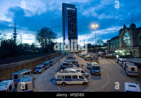 Hamburg, Deutschland. 26 März 2018, Deutschland, Hamburg: Polizei sichere 'MErkel muss gehen!" Demonstration vor Bahnhof Dammtor. Foto: Axel Heimken/dpa Quelle: dpa Picture alliance/Alamy leben Nachrichten Stockfoto