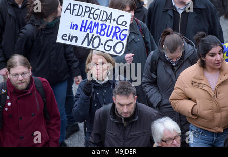 Hamburg, Deutschland. 26 März 2018, Deutschland, Hamburg: Demonstranten in der counterdemonstration gegen 'MErkel muss weg!' tragen Banner sagt 'AFD.Pegida und Co in Hamburg ein No-Go!'. Foto: Axel Heimken/dpa Quelle: dpa Picture alliance/Alamy leben Nachrichten Stockfoto