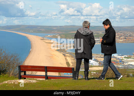 Portland, Dorset. 26. März 2018. Menschen genießen Sie die Frühlingssonne entlang Chesil Beach, Isle of Portland Credit: stuart Hartmut Ost/Alamy leben Nachrichten Stockfoto