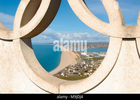 Portland, Dorset. 26. März 2018. Chesil Beach ist durch die 2012 Olympischen Ringe Glimpsed, in warmen Frühlingssonne auf der Isle of Portland Credit: stuart Hartmut Ost/Alamy leben Nachrichten Stockfoto