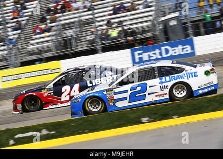 Martinsville, Virginia, USA. 26 Mär, 2018. März 26, 2018 - Martinsville, Virginia, USA: William Byron (24) und Brad Keselowski (2) Kampf um Position während der STP-500 bei Martinsville Speedway in Martinsville, Virginia. Quelle: Chris Owens Asp Inc/ASP/ZUMA Draht/Alamy leben Nachrichten Stockfoto