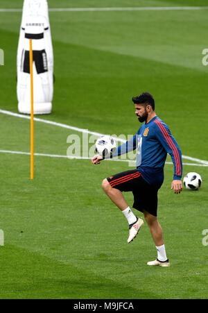 Madrid, Spanien. 26 Mär, 2018. Spaniens Gerad Pique nimmt Teil an einem Training für das Spiel gegen Argentinien bei Wanda Metropolitano Stadion in Madrid, Spanien, am 26. März 2018. Ein Testspiel für Wm 2018 zwischen Spanien und Argentinien hier am 27. März stattfinden wird. Quelle: Guo Qiuda/Xinhua/Alamy leben Nachrichten Stockfoto