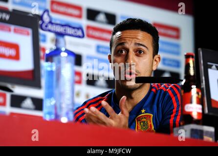 Madrid, Spanien. 26 Mär, 2018. Spaniens Thiago Alcantara besucht eine Pressekonferenz für das Spiel gegen Argentinien bei Wanda Metropolitano Stadion in Madrid, Spanien, am 26. März 2018. Ein Testspiel für Wm 2018 zwischen Spanien und Argentinien hier am 27. März stattfinden wird. Quelle: Guo Qiuda/Xinhua/Alamy leben Nachrichten Stockfoto