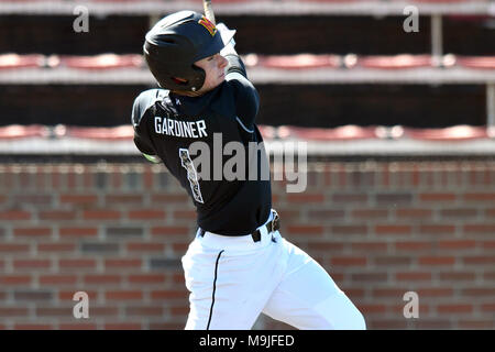 College Park, Maryland, USA. 23 Mär, 2018. Maryland infielder TOMMY GARDINER (1) Fledermäuse während der NCAA baseball spiel in College Park, Md gespielt. Credit: Ken Inness/ZUMA Draht/Alamy leben Nachrichten Stockfoto