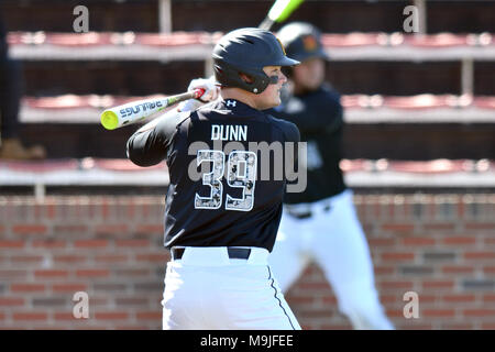 College Park, Maryland, USA. 23 Mär, 2018. Maryland infielder NICK DUNN (39) Fledermäuse während der NCAA baseball spiel in College Park, Md gespielt. Credit: Ken Inness/ZUMA Draht/Alamy leben Nachrichten Stockfoto