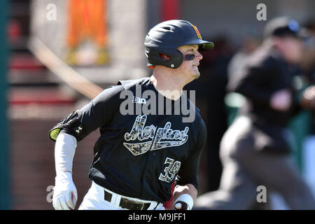 College Park, Maryland, USA. 23 Mär, 2018. Maryland infielder NICK DUNN (39) Fledermäuse während der NCAA baseball spiel in College Park, Md gespielt. Credit: Ken Inness/ZUMA Draht/Alamy leben Nachrichten Stockfoto