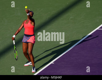 Key Biscayne, Florida, USA. 26 Mär, 2018. Venus Williams aus den Vereinigten Staaten dient gegen Johanna Konta von Großbritannien bei Tag 9 der 2018 Miami öffnen, indem Itaú Professional Tennis Turnier präsentiert, die bei der crandon Park Tennis Center in Key Biscayne, Florida, USA gespielt. Williams gewann 5-7, 6-1, 6-2. Mario Houben/CSM/Alamy leben Nachrichten Stockfoto