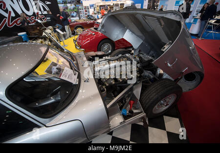 22 März 2018, Deutschland, Stuttgart: ein Jaguar E-Type von 1969 fotografierte während der Retro Classics classic car fair. Klassische Autos waren auf Anzeige in der Messe Stuttgart zwischen 22. und 25. März 2018. Foto: Marijan Murat/dpa Stockfoto