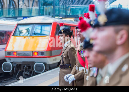 Kings Cross, Großbritannien. 27 Mär, 2018. Mit Soldaten Welle der Zug aus - "Die Füsiliere" trainieren. Royal Regiment von Füsilieren ist mit der Benennung eines Virgin Trains Class 91 Lokomotive seines 50-jährigen Jubiläums geehrt. Vertreter aus der ersten und der fünften Füsiliere einer Ehrenwache mit Oberst des Regiments, Major General Paul Nanson CBE, die offiziell den Zug zusammen mit David Horne, Geschäftsführer Virgin Trains' für die East Coast Route genannt. Credit: Guy Bell/Alamy leben Nachrichten Stockfoto