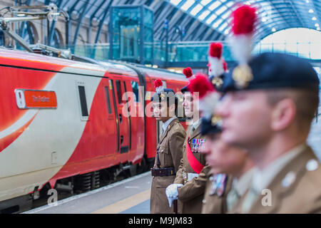 Kings Cross, Großbritannien. 27 Mär, 2018. Mit Soldaten Welle der Zug aus - "Die Füsiliere" trainieren. Royal Regiment von Füsilieren ist mit der Benennung eines Virgin Trains Class 91 Lokomotive seines 50-jährigen Jubiläums geehrt. Vertreter aus der ersten und der fünften Füsiliere einer Ehrenwache mit Oberst des Regiments, Major General Paul Nanson CBE, die offiziell den Zug zusammen mit David Horne, Geschäftsführer Virgin Trains' für die East Coast Route genannt. Credit: Guy Bell/Alamy leben Nachrichten Stockfoto