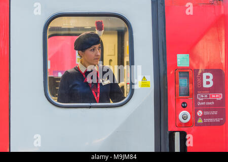 Kings Cross, Großbritannien. 27 Mär, 2018. Vicki, ein regimental Reservist und den Manager - "Die Füsiliere" trainieren. Royal Regiment von Füsilieren ist mit der Benennung eines Virgin Trains Class 91 Lokomotive seines 50-jährigen Jubiläums geehrt. Vertreter aus der ersten und der fünften Füsiliere einer Ehrenwache mit Oberst des Regiments, Major General Paul Nanson CBE, die offiziell den Zug zusammen mit David Horne, Geschäftsführer Virgin Trains' für die East Coast Route genannt. Credit: Guy Bell/Alamy leben Nachrichten Stockfoto